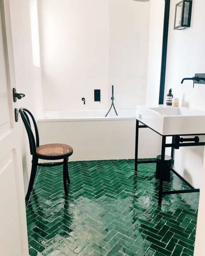 Carrelage sur le sol modele de salle de bain, les plus belles salles de bain vertes industriel style lavabo et meuble en métal
