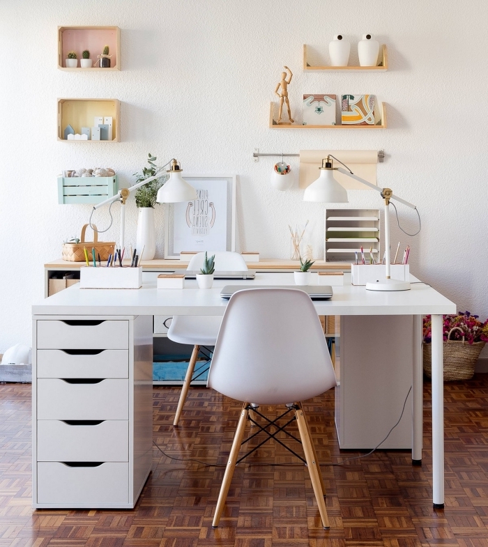 comment bien décorer son coin de travail à domicile, aménagement home office avec bureau avec tiroir blanc et chaise bureau