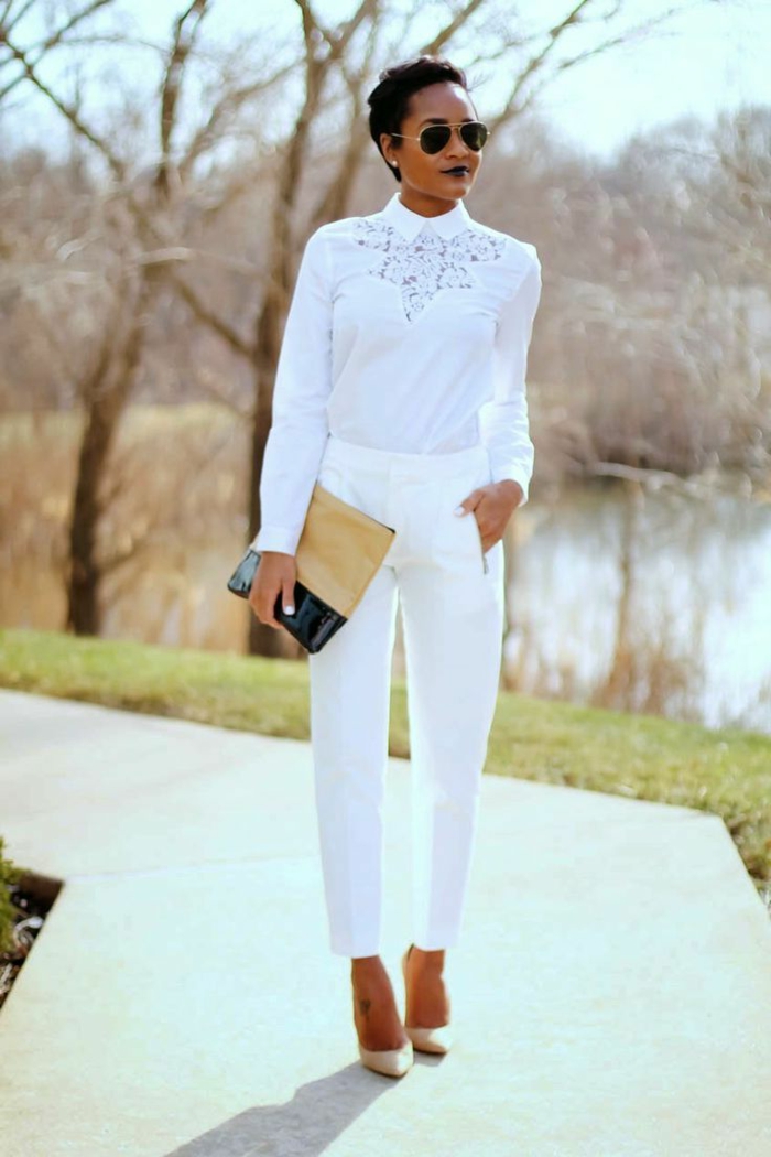 Chemise blanche dentelle et chaussures a talon, ensemble tailleur femme pour mariage, tenue tout blanc inspiration