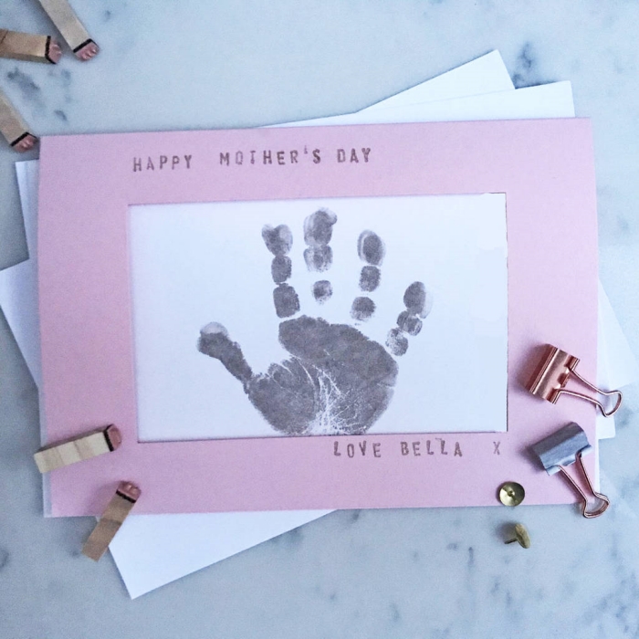 cadeau fête des mères à fabriquer facilement, modèle de carte blanche avec empreinte noire enfant et cadre en papier rose