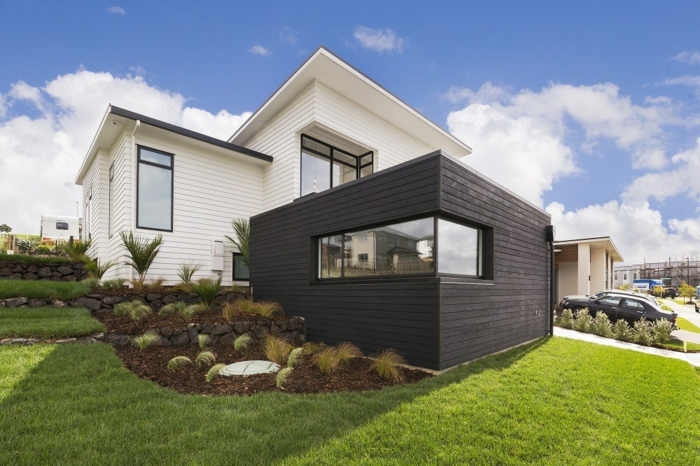 Maison blanc et noir cool idée comment décorer la façade, bardage extérieur en bois, pelouse verte allée voiture parquée 
