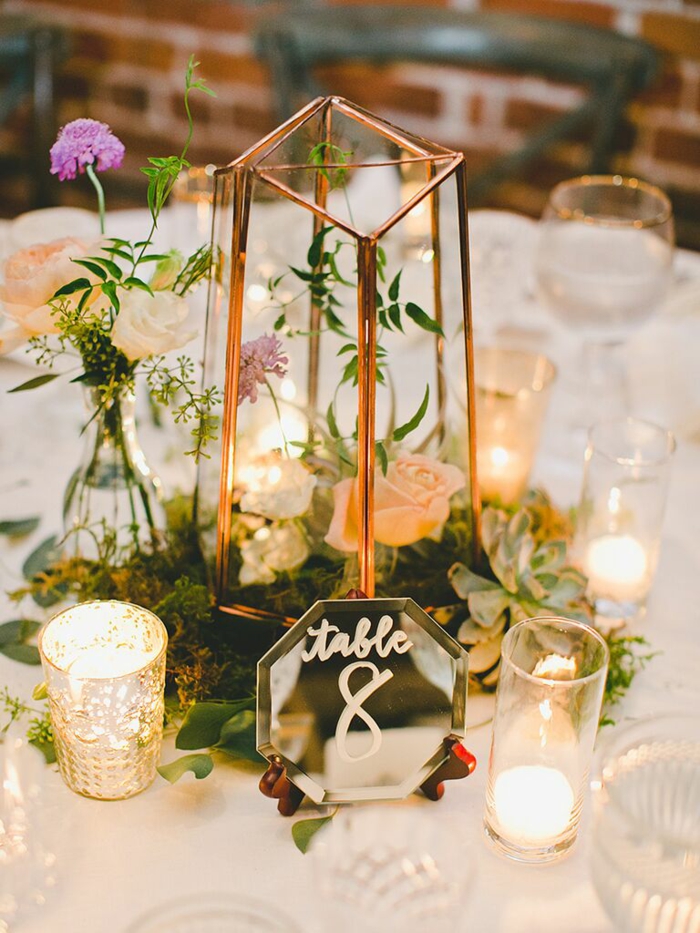 Belle table avec déco centre de table rose dans un piramide decoration table mariage champetre, chouette idée comment décorer