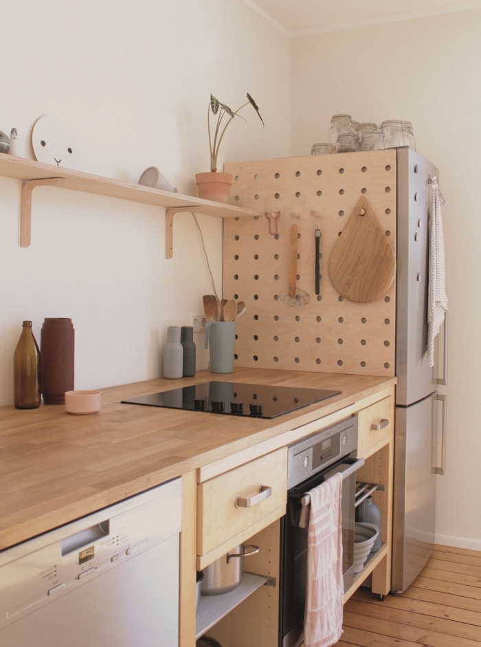 idée amenagement petite cuisine pratique, exemple de rangement DIY en bois avec trous pour accrocher les ustensiles