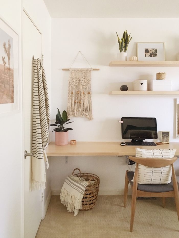 design home office d'esprit bohème et minimaliste avec meubles en bois clair et petites plantes d'appartement vertes