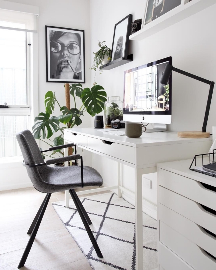 petit coin de travail dans un salon blanc de style moderne aménagé en blanc et noir, plantes vertes d'intérieur photos