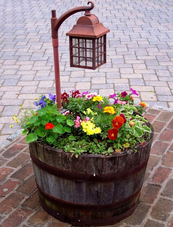 bac en bois vintage fleuri avec lanterne plantée à l intérieur; idee de bricolage jardin avec objet détourné 
