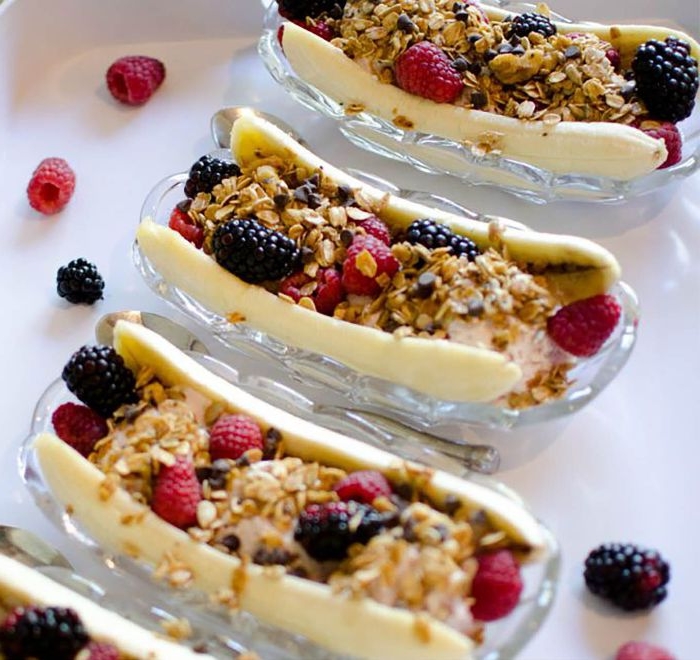 idee de dessert leger aux fruits, banane farcie de granola maison, yaourt grec et fruits rouges