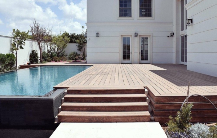 Maison avec piscine, bois allée terrasse pour un bon look moderne, cool idée bardage extérieur utilisation