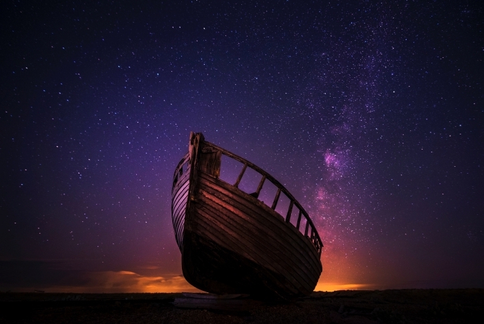 les plus beau fond d écran pour ordinateur, image avec paysage nocturne féerique au ciel violet étoilé et bateau en bois