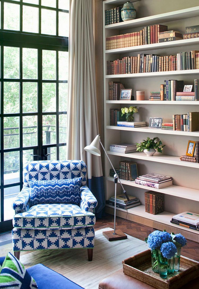 Coin de lecture cosy pour un aménagement studio, deco appartement, chouette idée decoration bleu et blanc