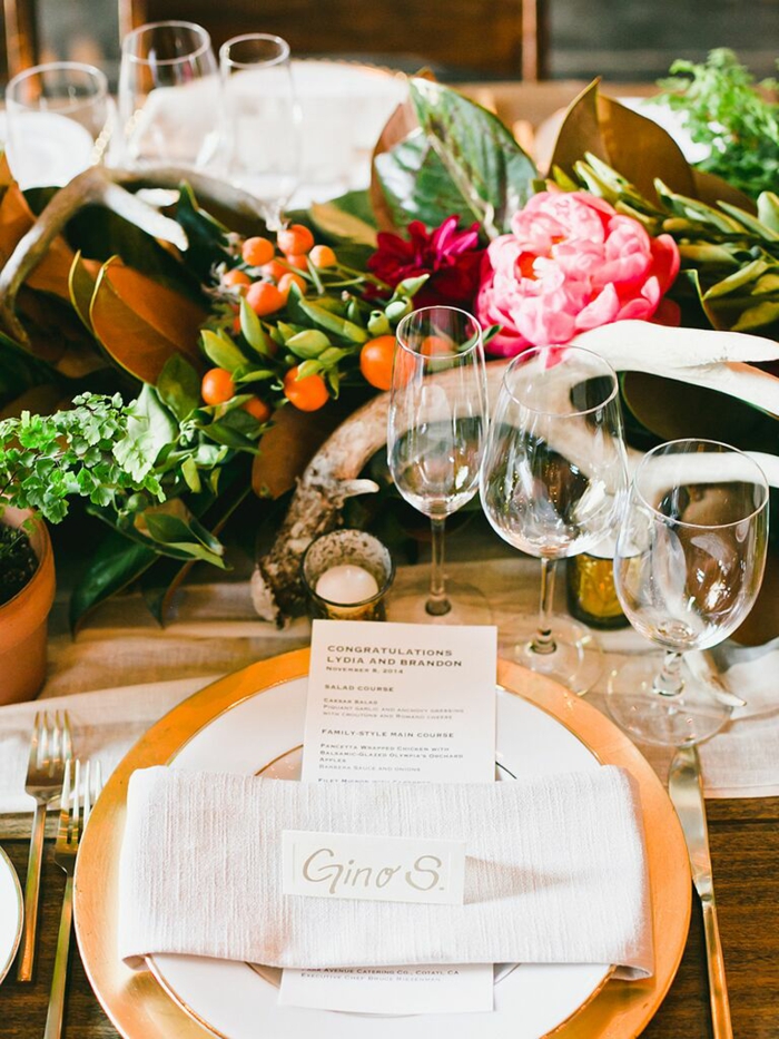 Jolies couleurs fleurs deco mariage champetre, décoration de table pour mariage champêtre assiette doré 