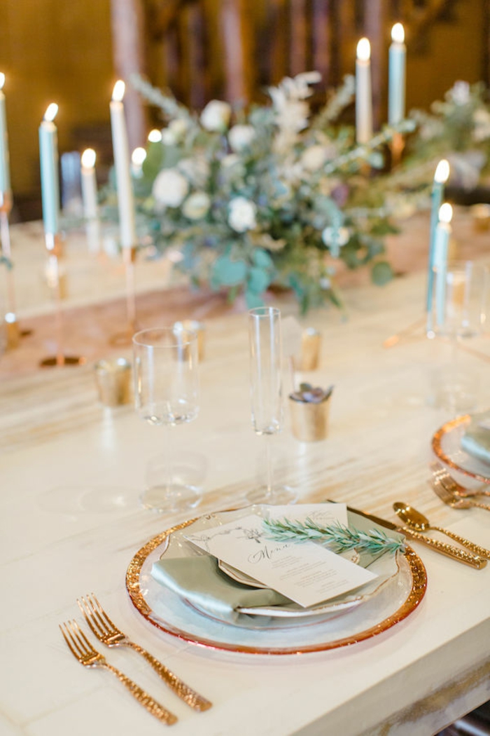 Assiette ronde avec cadre doré mariage champetre chic, decoration table mariage champetre originale
