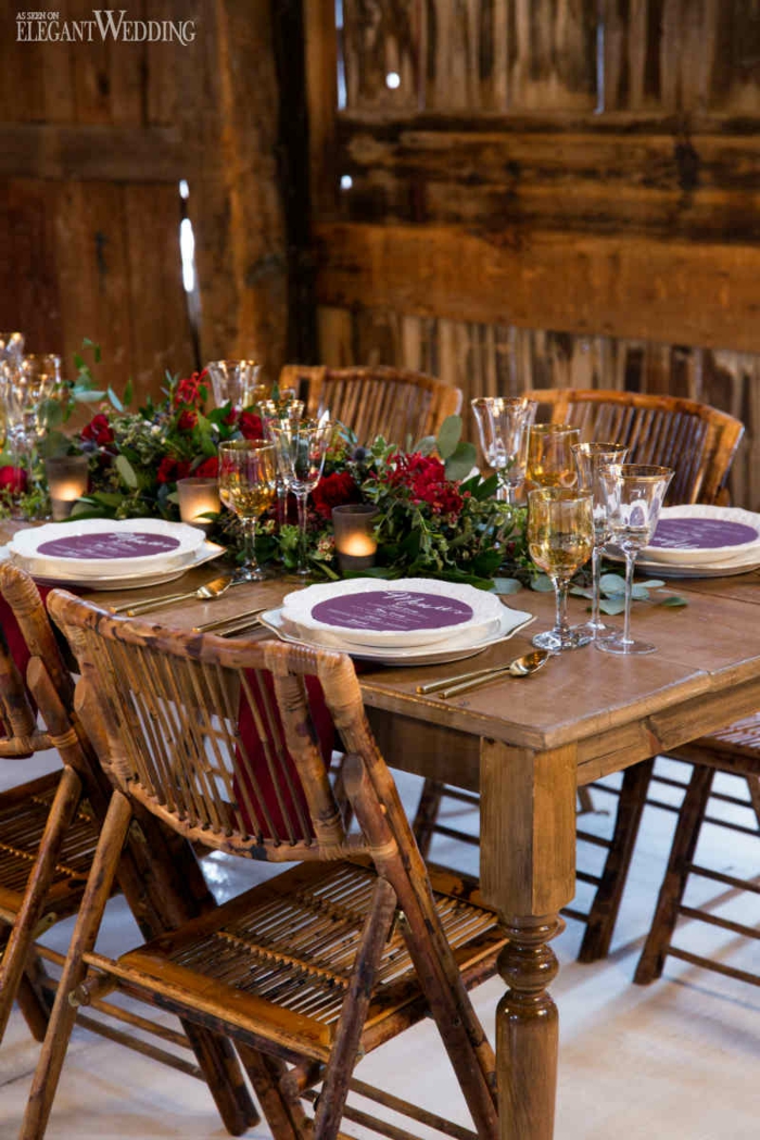 Bois table et chaises theme champetre, décoration de table pour mariage champêtre avec fleurs rouges 