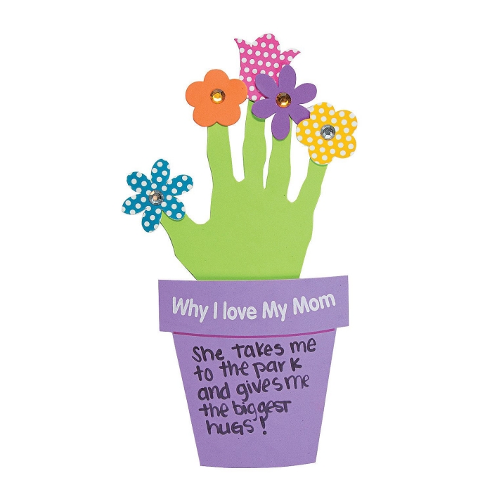 idée de carte fête des mères maternelle à réaliser avec papier cartonné, modèle de fleurs en papier dans pot de fleur violet