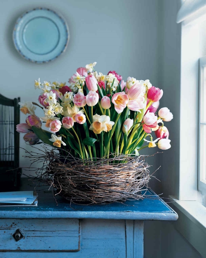 idée de deco a faire soi meme pour le printemps, diy panier tressé rempli de bouquets de fleurs de printemps sur table bois
