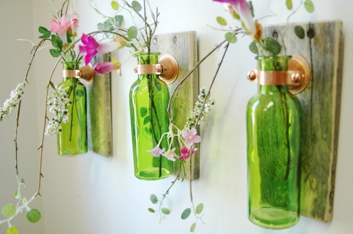 activités manuelles faciles de printemps, modèle de déco murale fait avec planche de bois et bouteilles en verre recyclées