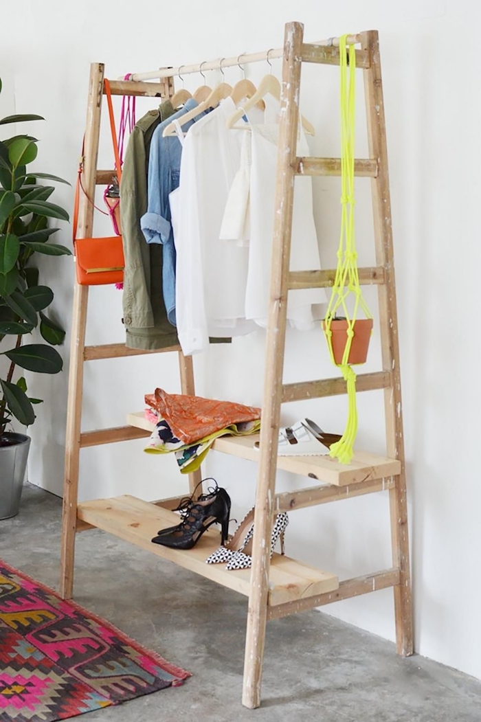 comment ranger sa chambre avec un meuble DIY, exemple de rangement pour vêtements avec échelle et planches de bois