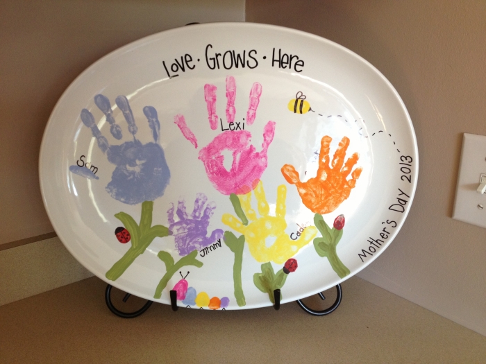 cadeau fait main pour maman avec peinture, idée comment décorer une assiette blanche avec empreintes d'enfant colorées
