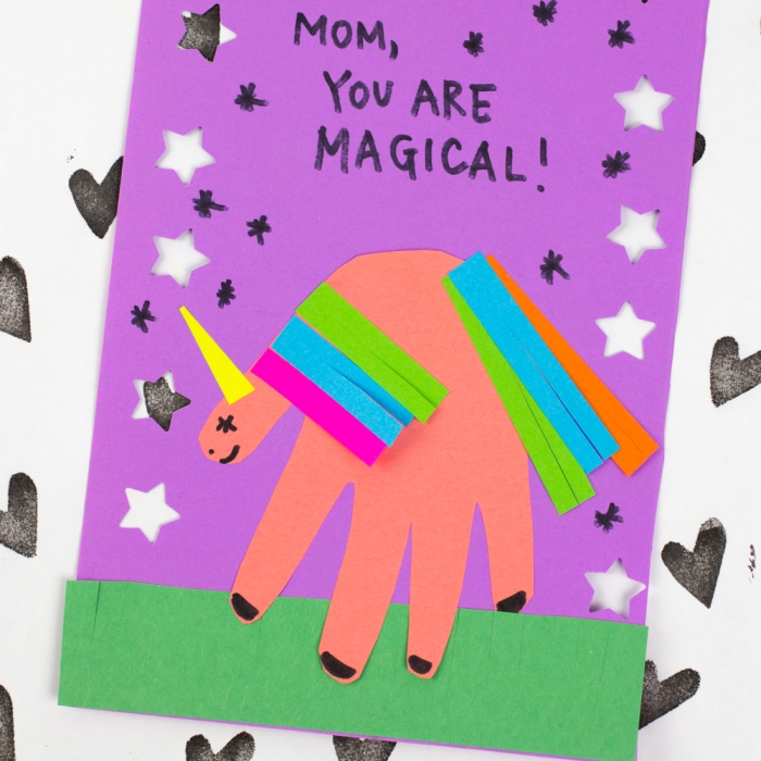 bricolage fête des mères pour tout petit, exemple de carte fait en papier cartonné avec figurine en forme de licorne