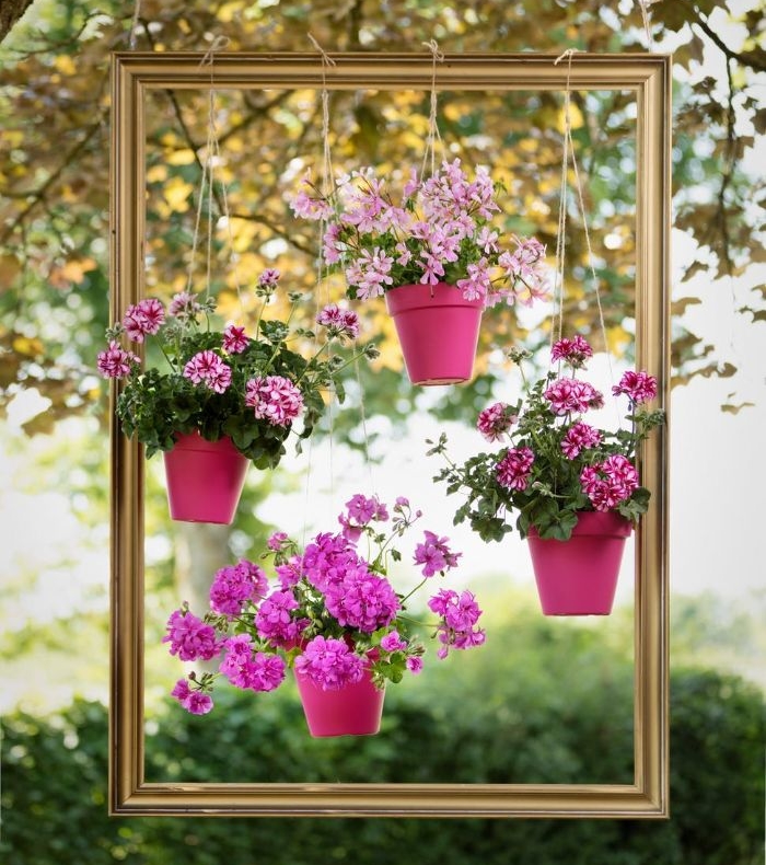 cadre tableau flottant avec des pots de fleurs suspendus, deco recup a faire soi meme pour le jardin