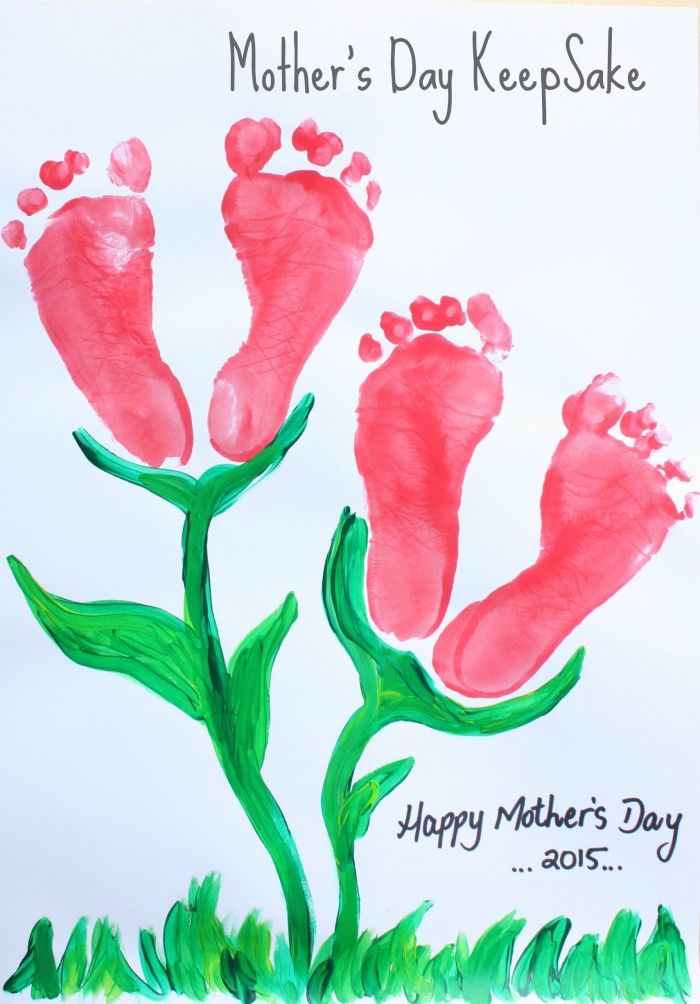 peinture avec empreinte bébé en forme de fleur rouge, idée de carte facile à faire avec les petits pour la fête des mères