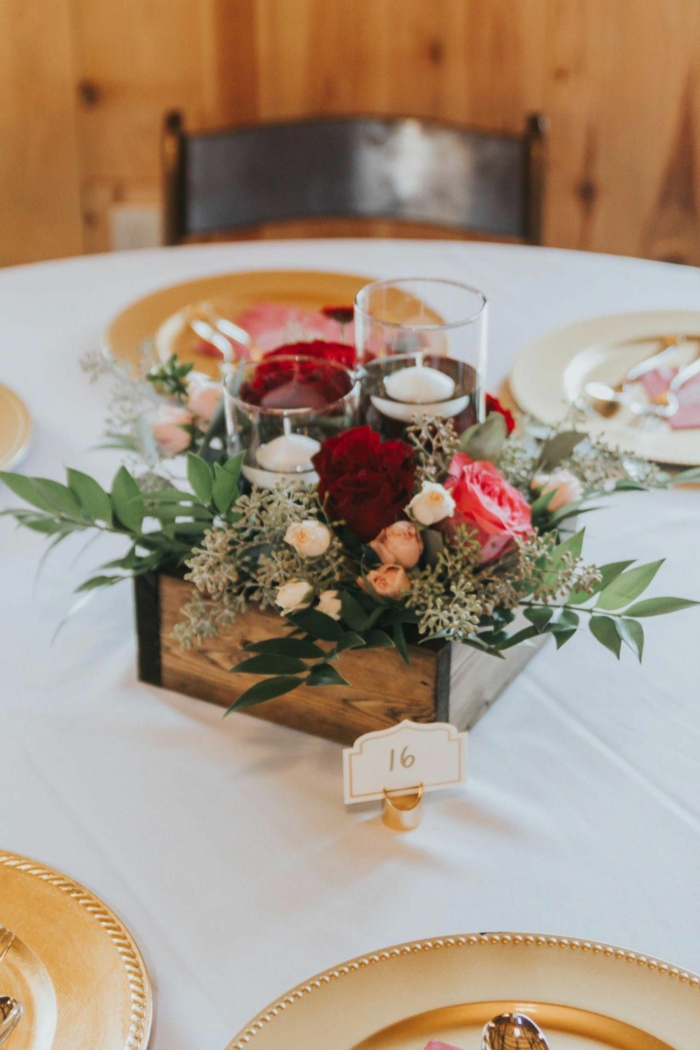 Simple déco de table avec fleurs dans un coffret en bois et bougies dans verres avec eau dedans. deco de table champetre, idee deco mariage rustique amenagement