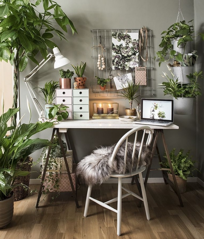 décoration de style urbain jungle dans un coin de travail à domicile, design homme office bohème chic avec plantes grasses d'intérieur