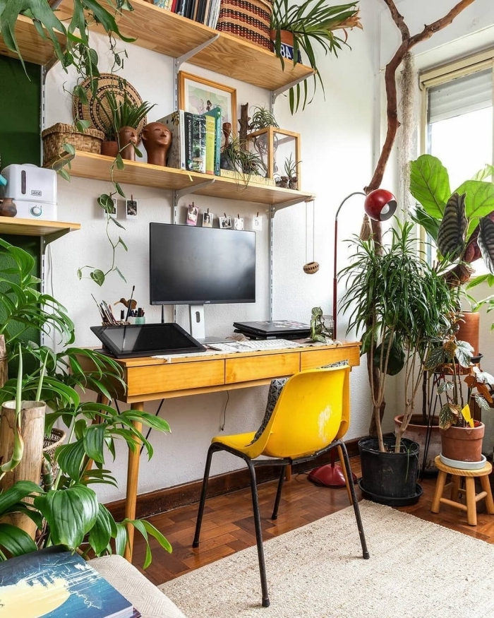 décoration intérieure de style urbain jungle avec meubles en bois et plante verte intérieur, idée bureau dans un salon boho chic