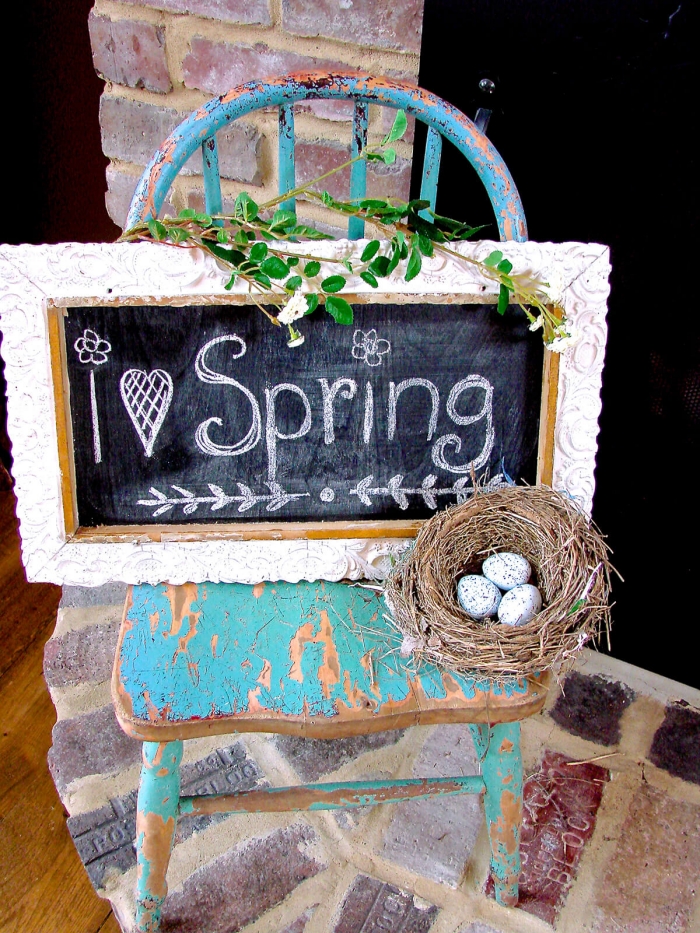 idées loisirs créatifs pour le printemps, coin de repos avec chaise en bois et tableau diy en peinture ardoise à lettres printemps