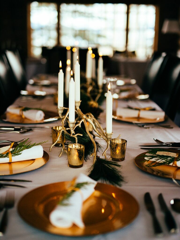 Bougies blanches hautes, doré détails, branches vertes, deco de table champetre, idee deco mariage rustique amenagement