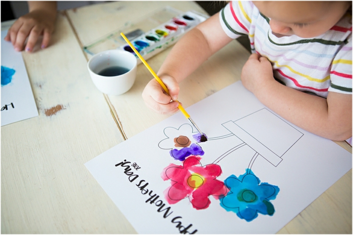 Enfant qui colorie un dessin simple pot de fleurs cadeau fête des mères à fabriquer, activité fête des mères cool 