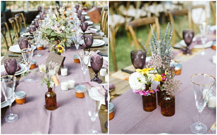 Longue table avec chemin rose fleurs dans bouteilles, candy bar champetre, thème mariage champetre chic quelle décoration