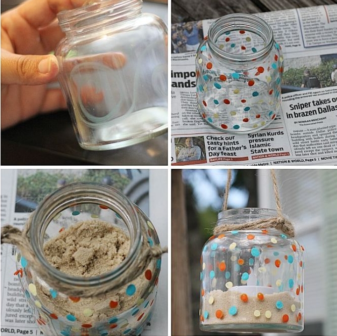 recyclage pot en verre transformé en bougeoir simple rempli de sable et décoré de pois colorés avec bougie, detournement d objet facile