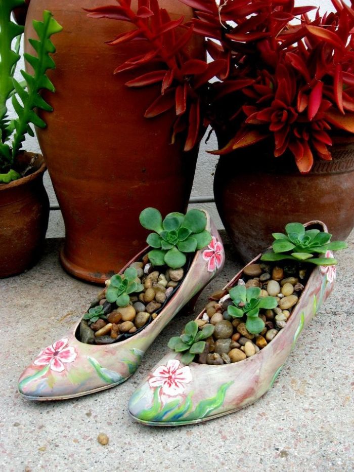 vieilles chaussures recyclées et transformés en pot de fleur pour succulents extérieurs, deco a faire soi meme recup