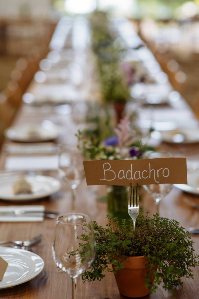 Chouette idée avec pots et herbes fleurs mariage champetre, theme champetre chemin de table fleurie