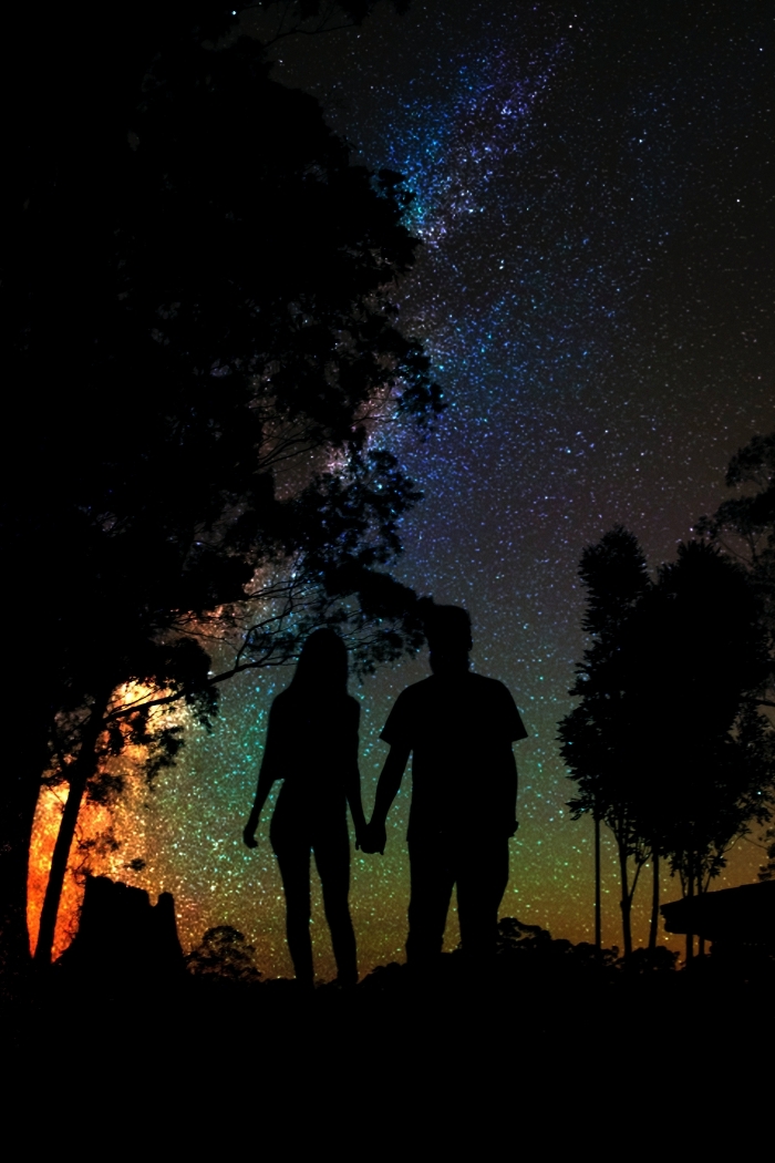 fond d écran magnifique avec jeune couple amoureux sous un ciel étoilé, idée de wallpaper amour et étoiles pour téléphone
