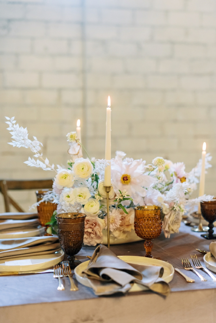 Centre de table fleurie et bougies hautes decoration mariage champetre fait maison, theme champetre reception