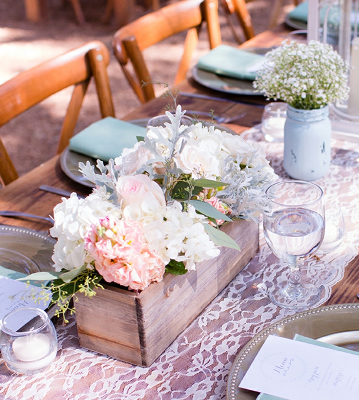Belle table avec chemin dentelle rustique decoration salle mariage champetre, deco de table champetre