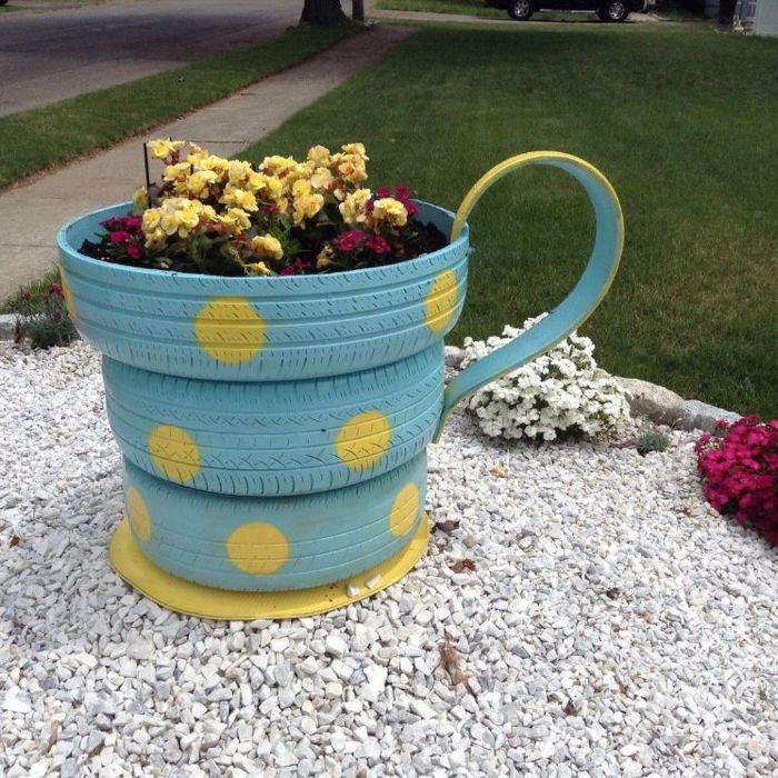 decoration de jardin a faire soi meme, fabriquer un ajardiniere avec recyclage pneu imitation tasse de thé