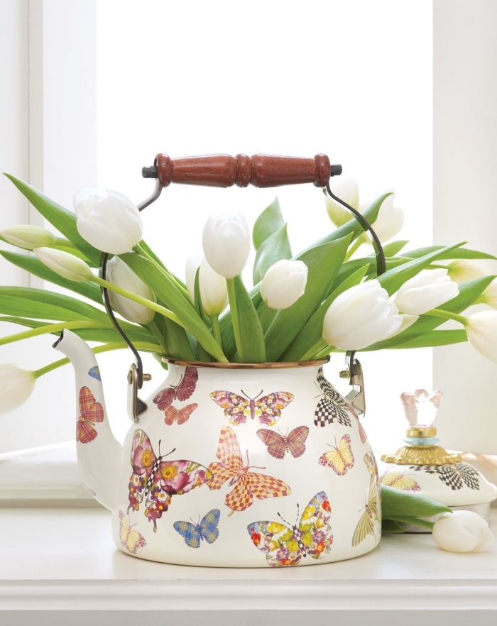 activités manuelles adultes pour rafraîchir son intérieur, idée comment utiliser une vieille théière comme vase pour ses fleurs de printemps