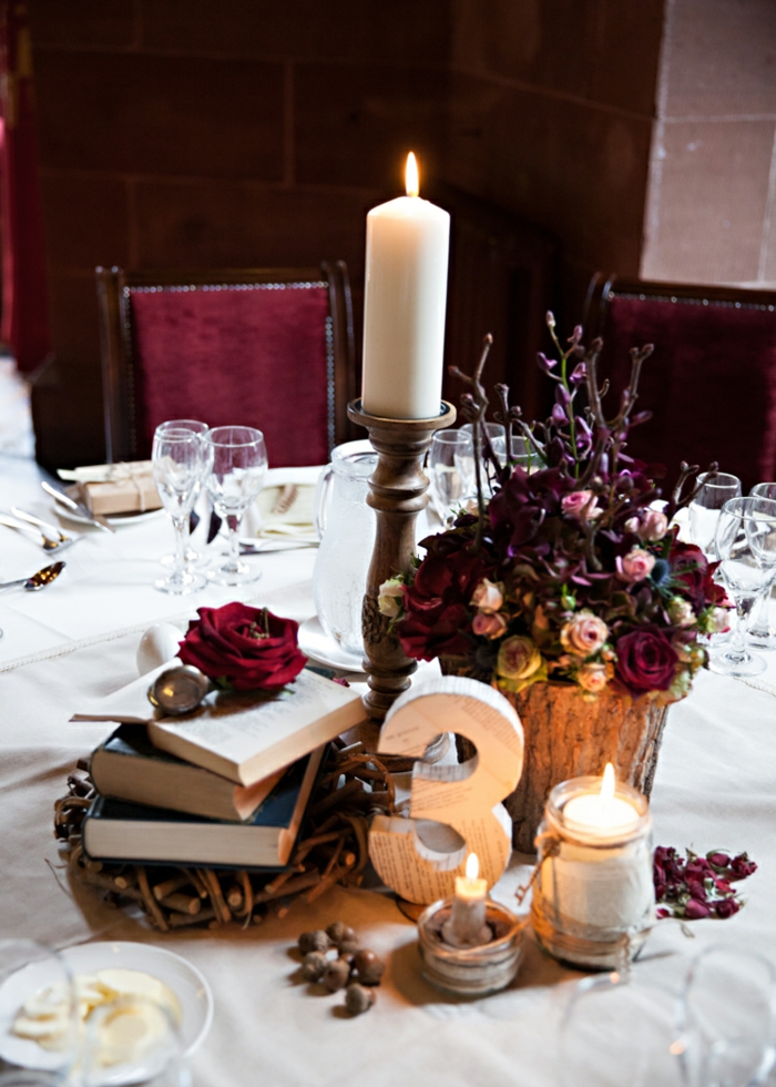 Romantique decoration table mariage champetre, deco de table champetre livres et roses rouges