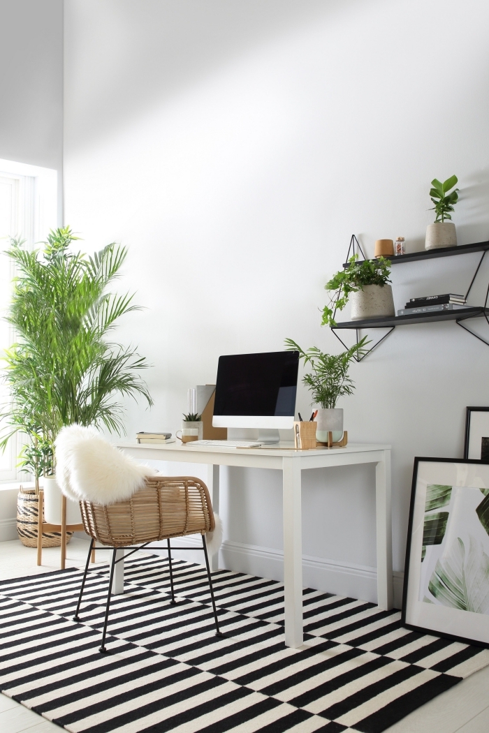 décoration de bureau à domicile moderne de style bohème chic avec meubles exotiques en rotin et palmier d'intérieur