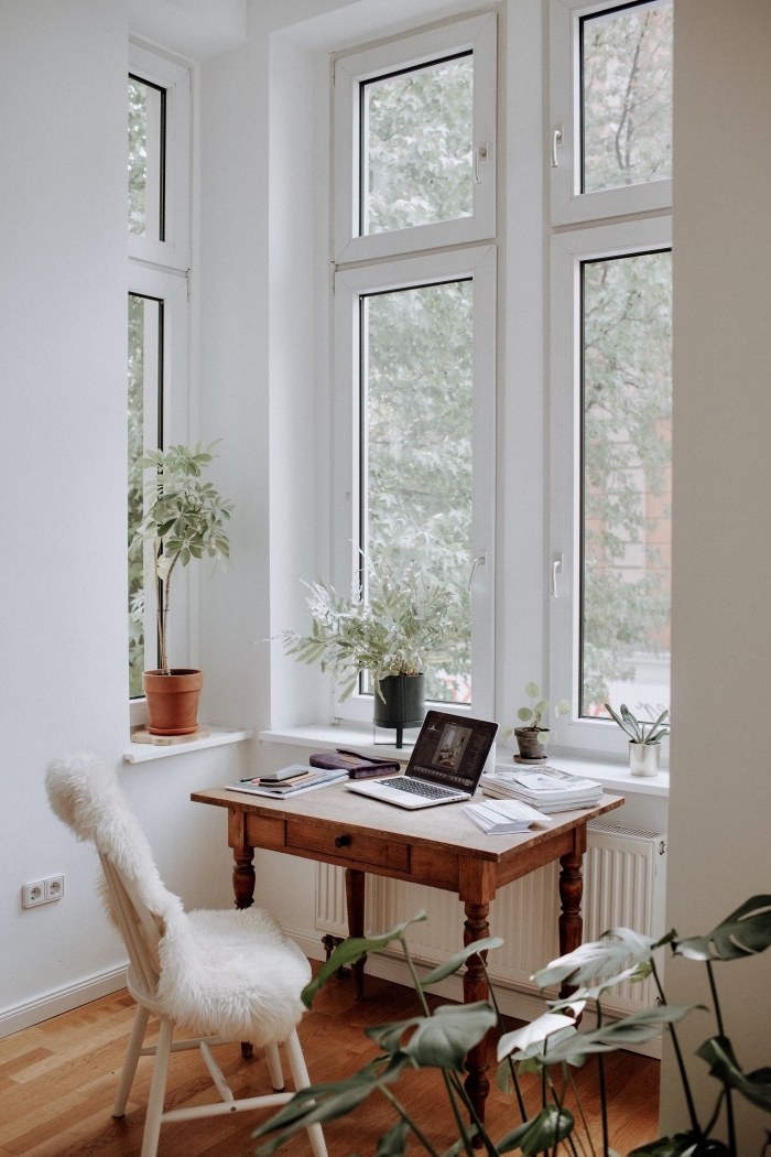 idée comment aménager un petit coin de bureau à domicile dans son couloir, déco home office avec plante de bureau