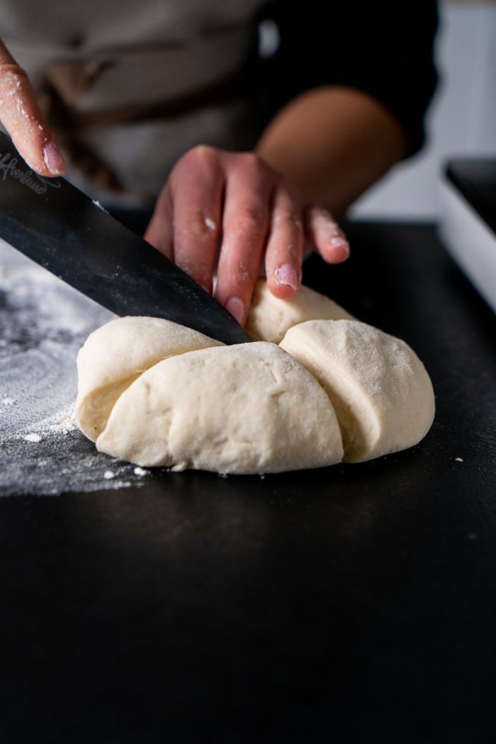 diviser la pate en morceaux, idees comment faire naan maoson simple, pain indien traditionnel