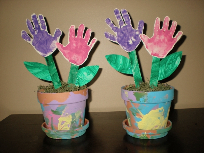 bricolage fête des mères maternelle, modèle de bouquet de fleurs facile à faire en papier avec empreintes de main