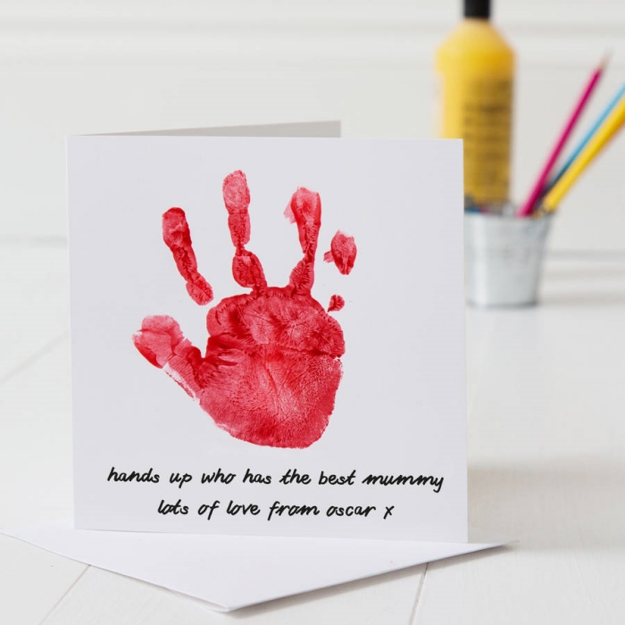 modèle de carte fête des mères maternelle facile à faire avec une empreinte en peinture rouge de main d'enfant sur papier blanc