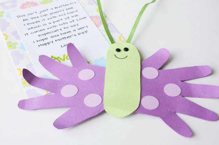 activité fête des mères facile, diy carte pour fête des mères en forme de papillon aux ailes violets en empreintes d'enfant