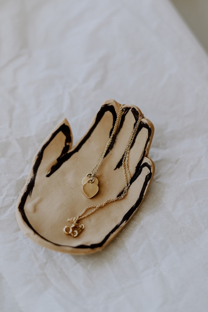 bricolage porte-bijou originale avec empreinte de main, idée d'activité fête des mères facile, diy objet en forme de main