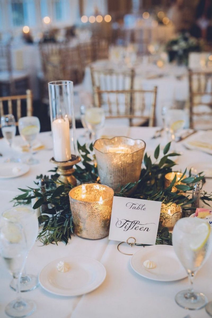 Originale idée décoration de table pour mariage champêtre, deco mariage nature bougies dans bougeoires dorés