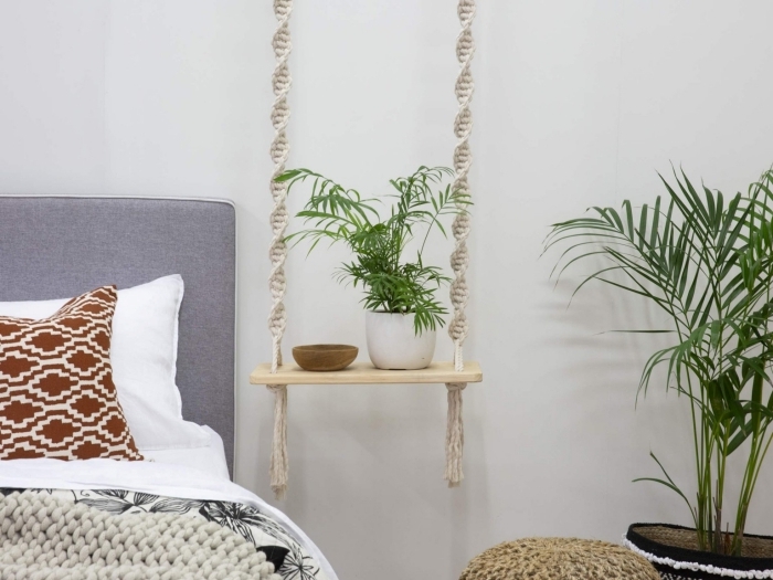 comment optimiser l'espace dans sa chambre à coucher avec une etagere diy suspendue de style bohème en corde et bois